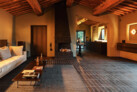 Handgefertigte Cotto-Böden, rote Terrakottasteine und Kastanienholzbalken lassen den Wohnraum Wärme und Ursprünglichkeit ausstrahlen. | Foto: © Oliver Jaist