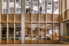Blick vom Atrium in ein Klassenzimmer und auf den Pausenhof am Hang | © Susanne Goldschmid