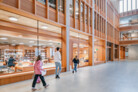 Die transparent einsehbare Bibliothek ist direkt vom Atrium aus zugänglich | © Susanne Goldschmid