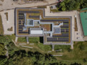 Der Neubau der Glemstalschule Schwieberdingen-Hemmingen unterliegt einem umfangreichen Energie- und Nachhaltigkeitskonzept. Dazu gehören unter anderem die Begrünung der Dächer, die Installation von Photovoltaikmodulen und zwei Atrien, die durch das BA-Verglasungssystem über das Dach viel Licht in die Innenräume leiten. | © Velux Commercial