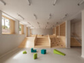 Preisträger: Campus Kindergarten, Merseburg | Aline Hielscher Architektur, Leipzig || Der Bewegungsraum im Sockelgeschoss, lädt zum Spielen und Toben ein. Fotografin: Célia Uhalde, Sulzschneid