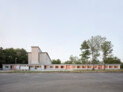 Preisträger: Campus Kindergarten, Merseburg | Aline Hielscher Architektur, Leipzig || Campus-Kindergarten Merseburg Ansicht Nord mit Eingangsbereich und angrenzendem Studierendenwohnheim. Fotografin: Célia Uhalde, Sulzschneid