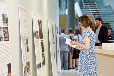 Besucherin der Ausstellung „MAX45 – 2017“ bei der Preisverleihung im Foyer der VHV in Hannover. Foto: Andreas Bormann/BDA Niedersachsen