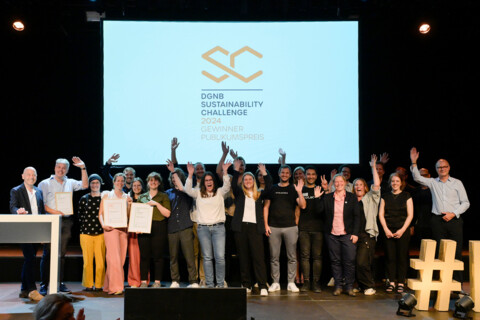 Alle Gewinner und Finalisten der DGNB Sustainability Challenge 2024 beim DGNB Tag der Nachhaltigkeit in Stuttgart. | Bildquelle: DGNB 