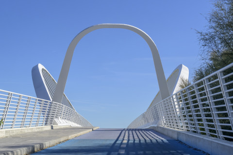 Cycling and pedestrian bridge over the Ete Vivo river